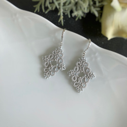 ♢♦タティングレースとビーズのダイヤ型ピアス♦♢ 4枚目の画像