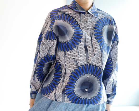 非洲印花襯衫，藍色，寬鬆的廓形，乾淨俐落，單件穿就完美的時尚造型！ 第6張的照片