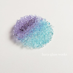 【色変化】バイカラーガラスのブローチ（大）　ラベンダー&ティントブルー　つぶつぶアクセサリー　 2枚目の画像