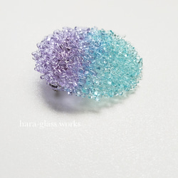 【色変化】バイカラーガラスのブローチ（大）　ラベンダー&ティントブルー　つぶつぶアクセサリー　 1枚目の画像