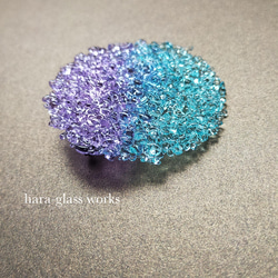 【色変化】バイカラーガラスのブローチ（大）　ラベンダー&ティントブルー　つぶつぶアクセサリー　 6枚目の画像