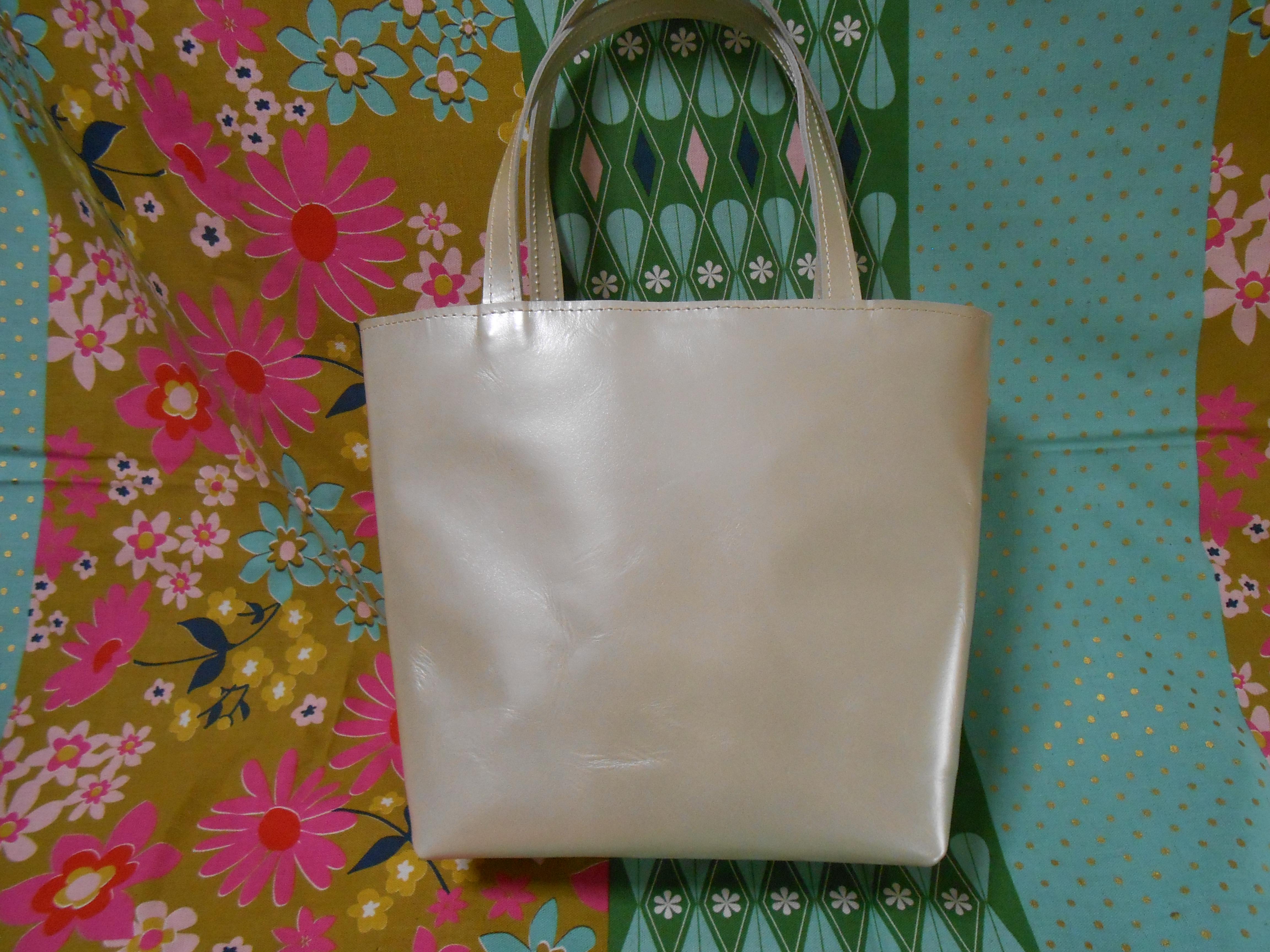 お散歩に最適！シャンパンゴールドのミニトートバッグ 6,570円