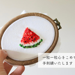 赤いスイカのビーズ刺繍ヘアゴム 9枚目の画像