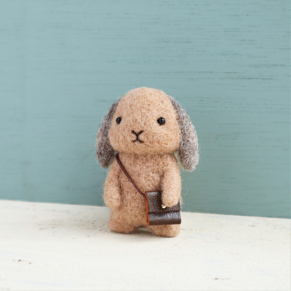 羊毛フェルトブローチ　ウサギ　ロップイヤーブラウン（ショルダーバッグ） 2枚目の画像