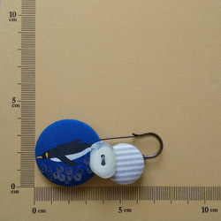 くるみボタンのピンブローチ　「ペンギン～aeroform／ブルー」 5枚目の画像