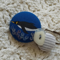 くるみボタンのピンブローチ　「ペンギン～aeroform／ブルー」 4枚目の画像