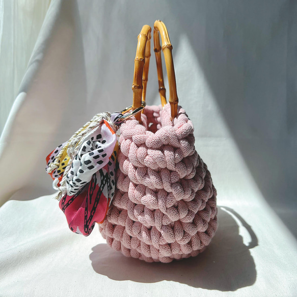 パステルピンクのバッグチャーム付きかぎ針編みカゴバック 3枚目の画像