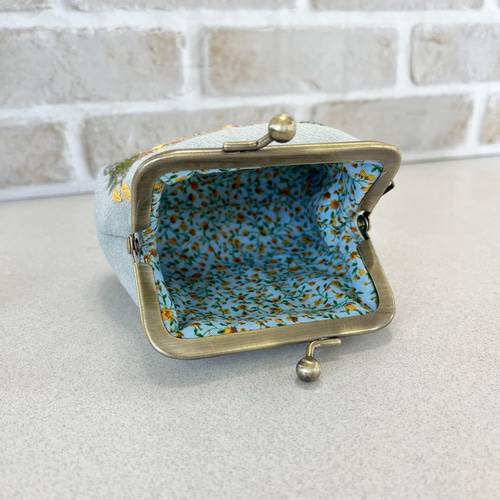 さくらんぼ 刺繍がま口ポーチ | iichi 日々の暮らしを心地よくする