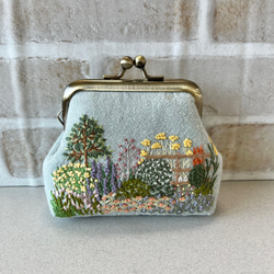 刺繍がま口ポーチバッグ　くすみカラーのガーデン　ハンドメイド 刺繍がま口ポーチバッグ くすみカラーのガーデン ハンドメイド