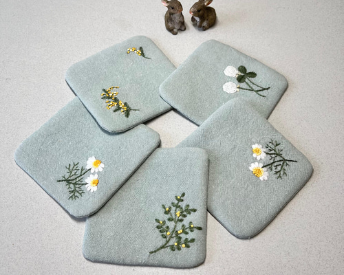 手刺繍入りハンドメイドコースター3枚セット　ハーフリネン 手刺繍入りハンドメイドコースター3枚セット ハーフリネン