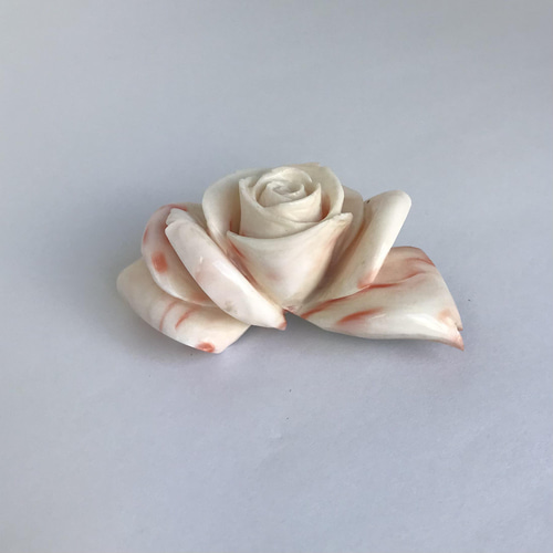 喜ばれる誕生日プレゼント 珊瑚彫刻の逸品・白薔薇のブローチ・立体的な彫り、ボリュウム アクセサリー
