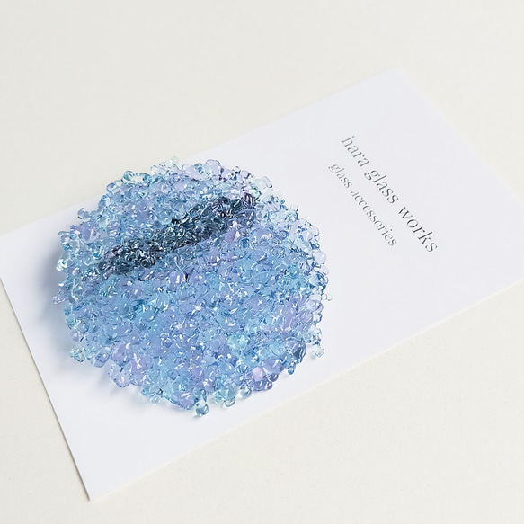 【色変化】ガラスのブローチ（大）　ラベンダー&ティントブルーのミックス　つぶつぶアクセサリー　 3枚目の画像