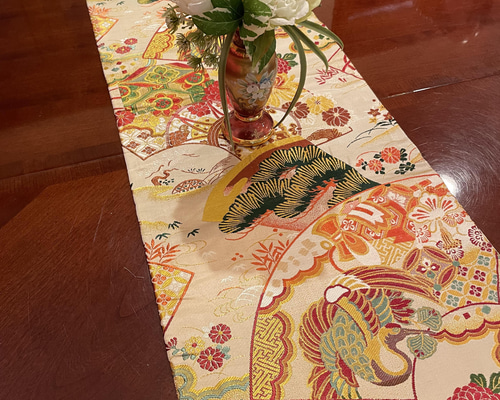 豪華刺繍 花嫁衣裳の丸帯で作った正絹テーブルランナー 1479 テーブル