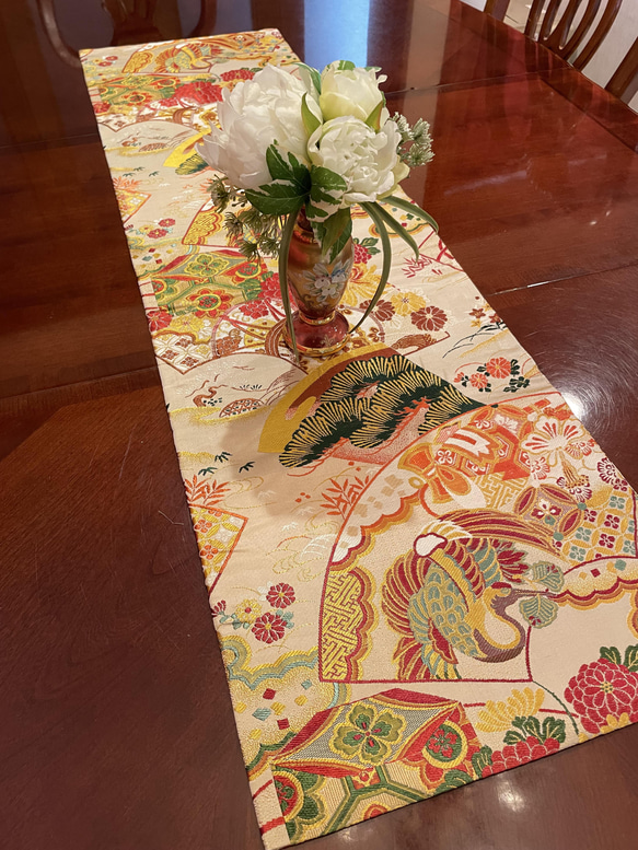 豪華刺繍 花嫁衣裳の丸帯で作った正絹テーブルランナー 1479 テーブル