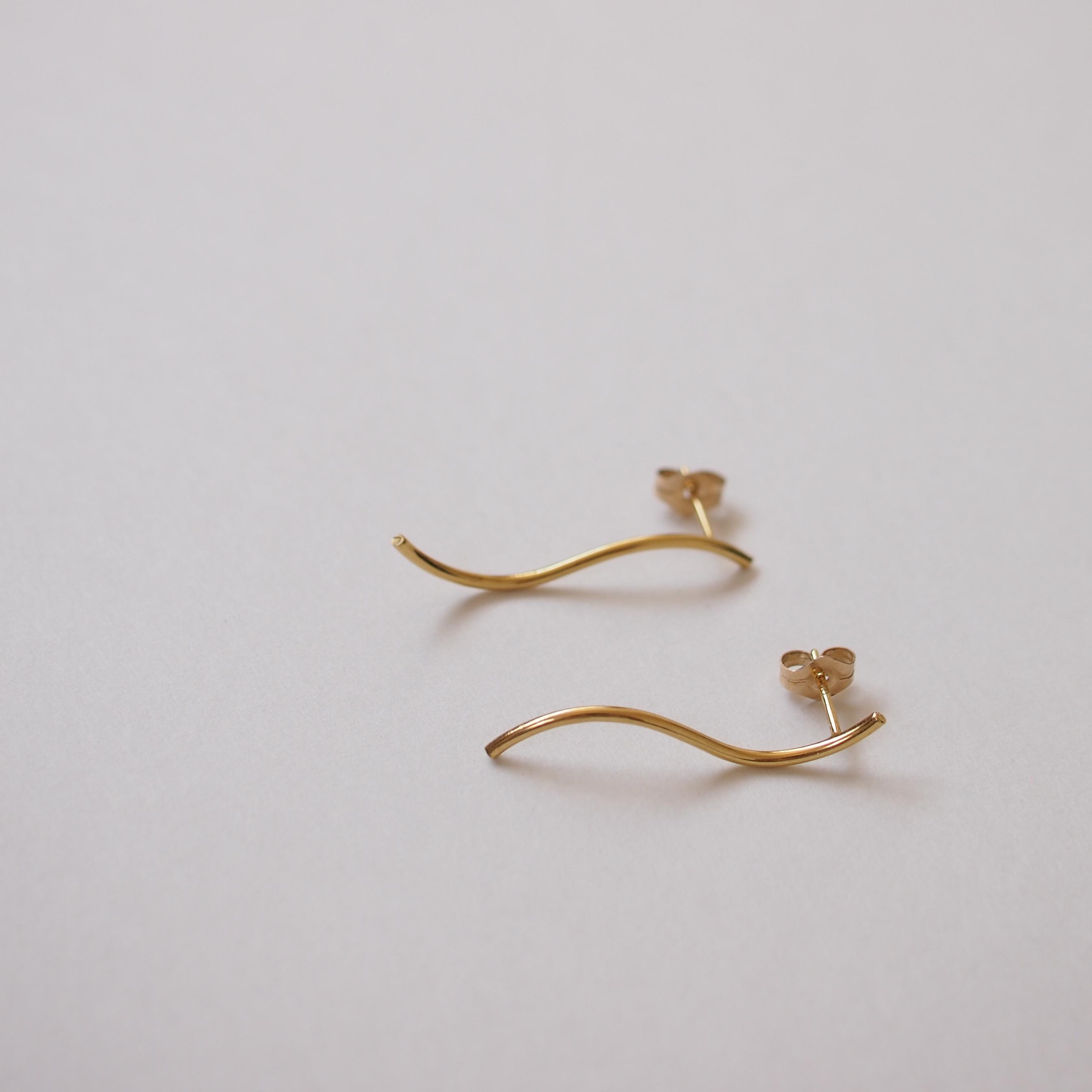 [ピアス]流れる線のシンプルラインピアス(gold)