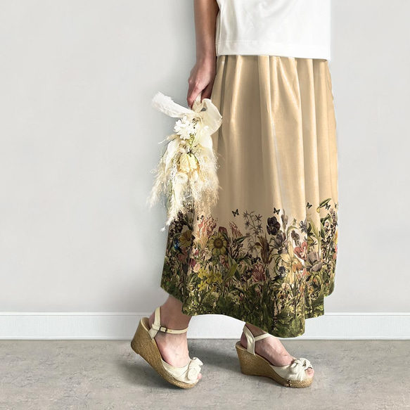 サラリと着れる 花の楽園 ボタニカル柄(生成り) ギャザースカート 3枚目の画像