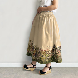 サラリと着れる 花の楽園 ボタニカル柄(生成り) ギャザースカート 2枚目の画像