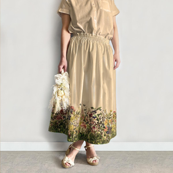 サラリと着れる 花の楽園 ボタニカル柄(生成り) ギャザースカート 1枚目の画像