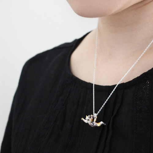 ジャンプ三毛猫ペンダント ネックレス・ペンダント naturama 通販