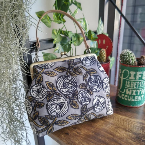 送料無料】ミナペルホネン/rosyロージィーグレー 人気マルチがま口今