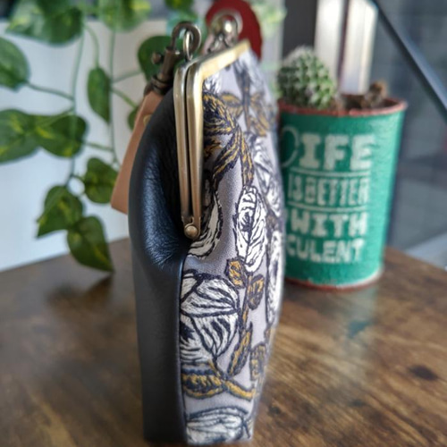 送料無料】ミナペルホネン/rosyロージィーグレー 人気マルチがま口今