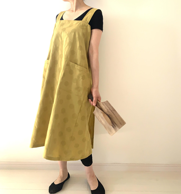 残り１点❗️立体感のあるドット柄が楽しい一枚　リネンコットン・水玉模様のラップエプロン 。カラー：マスタード 1枚目の画像