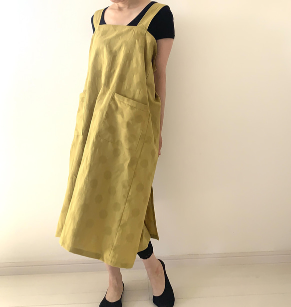 残り１点❗️立体感のあるドット柄が楽しい一枚　リネンコットン・水玉模様のラップエプロン 。カラー：マスタード 12枚目の画像