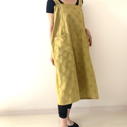 残り１点❗️立体感のあるドット柄が楽しい一枚　リネンコットン・水玉模様のラップエプロン 。カラー：マスタード 16枚目の画像