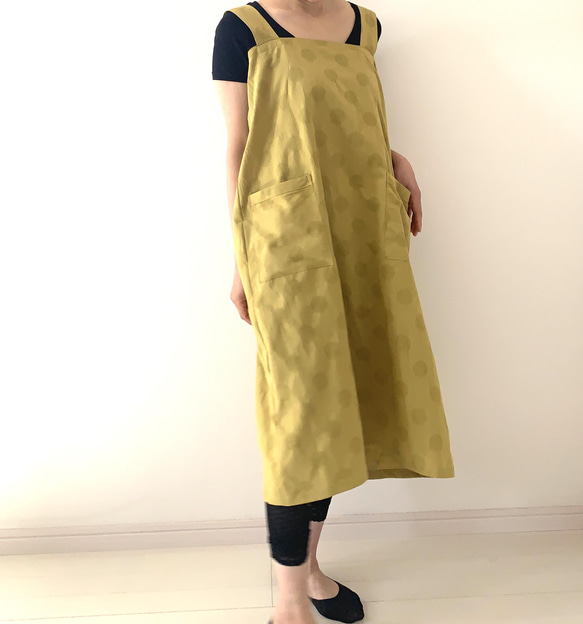 残り１点❗️立体感のあるドット柄が楽しい一枚　リネンコットン・水玉模様のラップエプロン 。カラー：マスタード 16枚目の画像