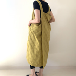 残り１点❗️立体感のあるドット柄が楽しい一枚　リネンコットン・水玉模様のラップエプロン 。カラー：マスタード 6枚目の画像