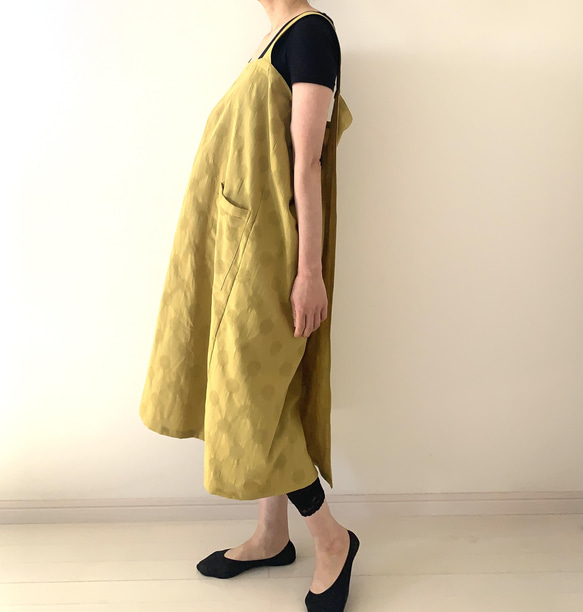 残り１点❗️立体感のあるドット柄が楽しい一枚　リネンコットン・水玉模様のラップエプロン 。カラー：マスタード 8枚目の画像