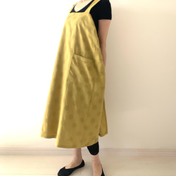 残り１点❗️立体感のあるドット柄が楽しい一枚　リネンコットン・水玉模様のラップエプロン 。カラー：マスタード 5枚目の画像
