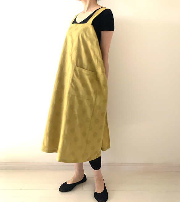 残り１点❗️立体感のあるドット柄が楽しい一枚　リネンコットン・水玉模様のラップエプロン 。カラー：マスタード 5枚目の画像