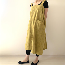 残り１点❗️立体感のあるドット柄が楽しい一枚　リネンコットン・水玉模様のラップエプロン 。カラー：マスタード 15枚目の画像