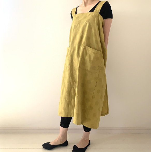 残り１点❗️立体感のあるドット柄が楽しい一枚　リネンコットン・水玉模様のラップエプロン 。カラー：マスタード 15枚目の画像