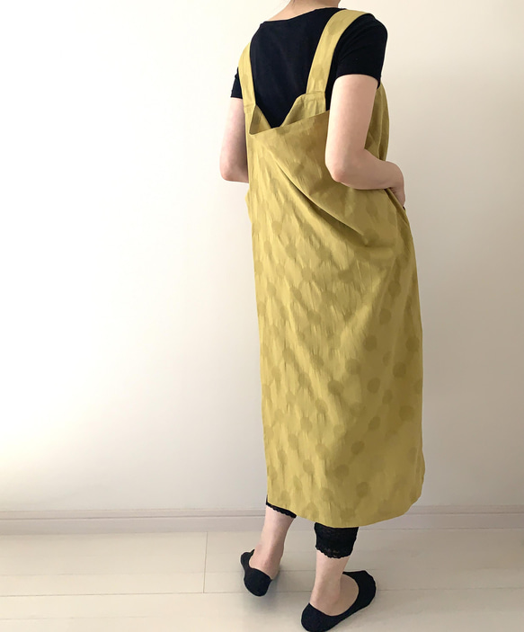 残り１点❗️立体感のあるドット柄が楽しい一枚　リネンコットン・水玉模様のラップエプロン 。カラー：マスタード 7枚目の画像