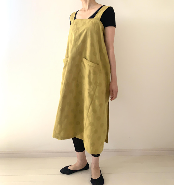 残り１点❗️立体感のあるドット柄が楽しい一枚　リネンコットン・水玉模様のラップエプロン 。カラー：マスタード 10枚目の画像