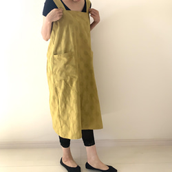 残り１点❗️立体感のあるドット柄が楽しい一枚　リネンコットン・水玉模様のラップエプロン 。カラー：マスタード 14枚目の画像