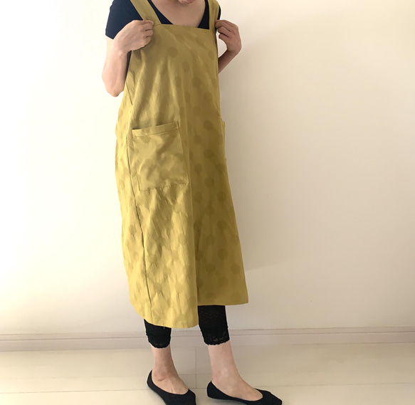 残り１点❗️立体感のあるドット柄が楽しい一枚　リネンコットン・水玉模様のラップエプロン 。カラー：マスタード 14枚目の画像