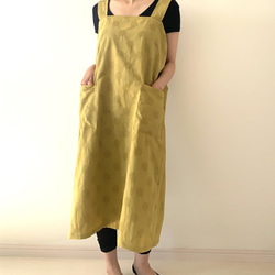 残り１点❗️立体感のあるドット柄が楽しい一枚　リネンコットン・水玉模様のラップエプロン 。カラー：マスタード 4枚目の画像