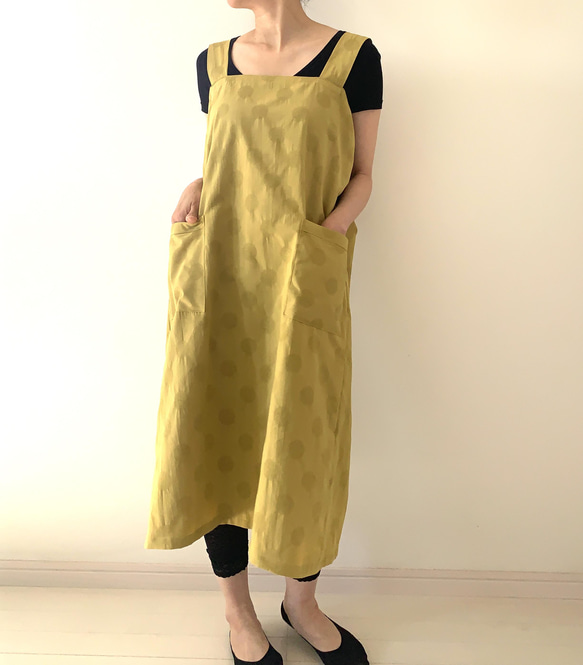 残り１点❗️立体感のあるドット柄が楽しい一枚　リネンコットン・水玉模様のラップエプロン 。カラー：マスタード 4枚目の画像