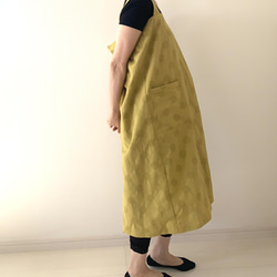残り１点❗️立体感のあるドット柄が楽しい一枚　リネンコットン・水玉模様のラップエプロン 。カラー：マスタード 9枚目の画像
