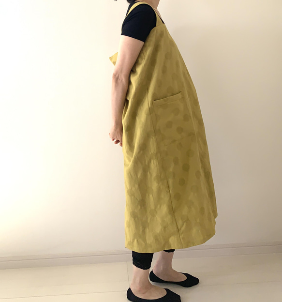 残り１点❗️立体感のあるドット柄が楽しい一枚　リネンコットン・水玉模様のラップエプロン 。カラー：マスタード 9枚目の画像