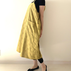 残り１点❗️立体感のあるドット柄が楽しい一枚　リネンコットン・水玉模様のラップエプロン 。カラー：マスタード 2枚目の画像