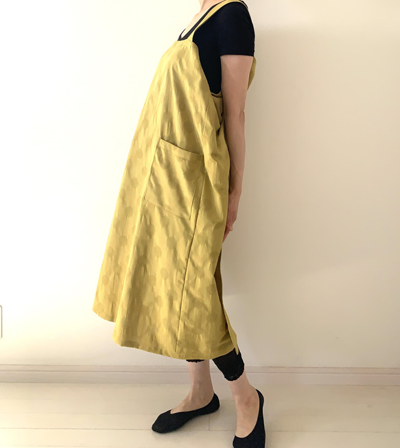 残り１点❗️立体感のあるドット柄が楽しい一枚　リネンコットン・水玉模様のラップエプロン 。カラー：マスタード 2枚目の画像