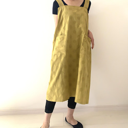 残り１点❗️立体感のあるドット柄が楽しい一枚　リネンコットン・水玉模様のラップエプロン 。カラー：マスタード 11枚目の画像