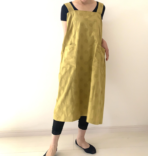 残り１点❗️立体感のあるドット柄が楽しい一枚　リネンコットン・水玉模様のラップエプロン 。カラー：マスタード 11枚目の画像