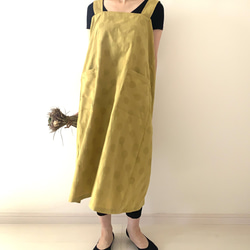 残り１点❗️立体感のあるドット柄が楽しい一枚　リネンコットン・水玉模様のラップエプロン 。カラー：マスタード 3枚目の画像