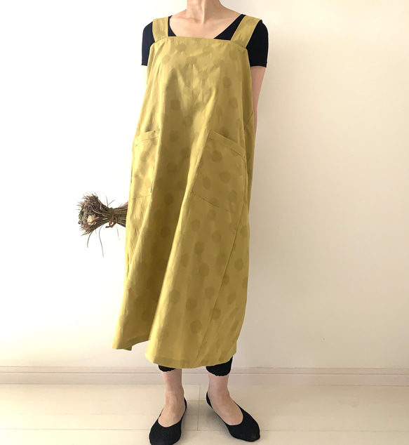 残り１点❗️立体感のあるドット柄が楽しい一枚　リネンコットン・水玉模様のラップエプロン 。カラー：マスタード 3枚目の画像