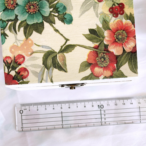 大人気デコパージュ作品です 春の小物入れ 白の小物入れです 大人気